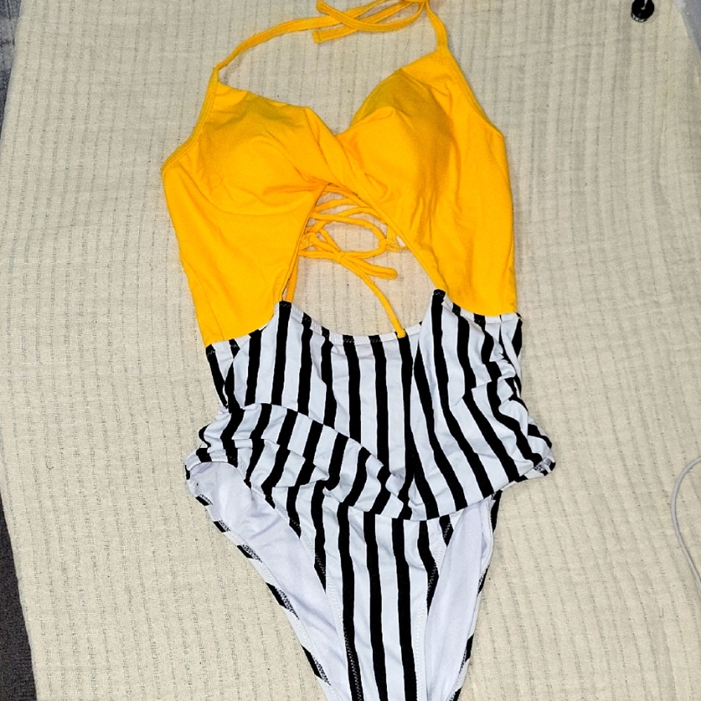 NWT Cupshe Yellow and Black Striped Cut Out Onepiece Swimsuit SZ M🏖